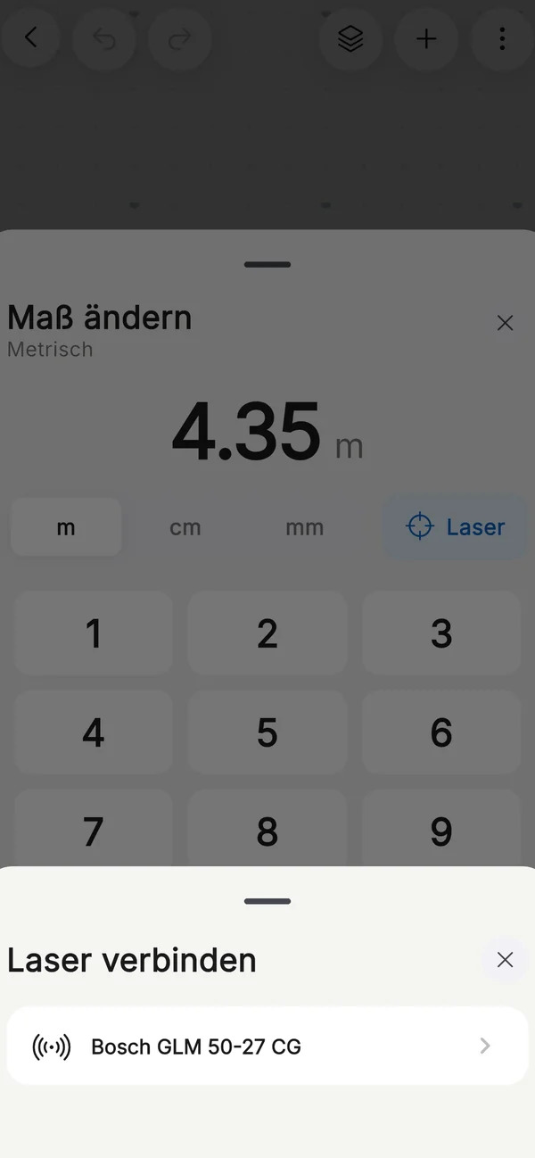 Ein Wandmaß wird auf dem Smartphone von einem Bluetooth-Lasermessgerät übernommen